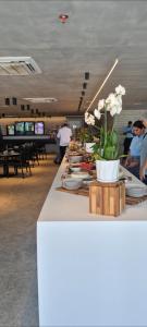 un buffet avec des fleurs blanches sur une table dans l'établissement Porto Alto, à Ipojuca 36 autres photos