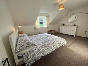 Un dormitorio con una cama y una cómoda. en West House Mews B, en Dunston