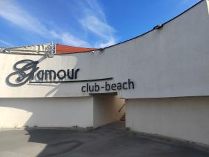 Et logo, certifikat, skilt eller en pris der bliver vist frem på Au 69 du Village Naturiste