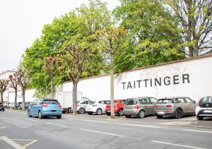 a group of cars parked in a parking lot at Bel Appartement - Proximité Maisons de Champagne - Wifi in Reims