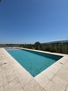 ein Swimmingpool mit blauem Wasser in einem Hof in der Unterkunft Loft Distrito SMT-YB in San Miguel de Tucumán