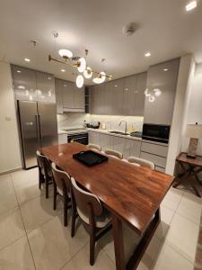 Kuchyň nebo kuchyňský kout v ubytování Solo RealtyHH Apartments - Address Residence Fujairah