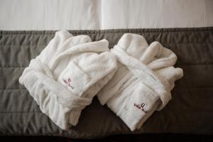 para białych ręczników na łóżku w obiekcie Qubus Hotel Głogów w Głogowie