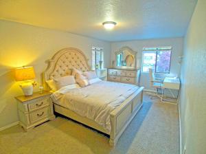 Habitación grande con cama grande y escritorio. en Bothell River house, en Bothell