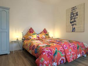 a bedroom with a bed with a colorful comforter at Vintage-Wohnung Silberstadt in Freiberg