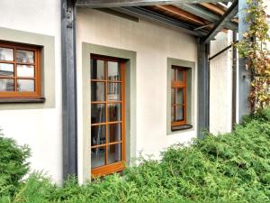 a house with three windows on the side of it at Vintage-Wohnung Silberstadt in Freiberg