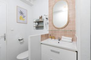 Un baño blanco con lavabo y espejo. en Cabana & On dirait le Sud, en Flacé-lès-Mâcon 85 fotos más