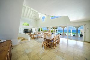 TV a/nebo společenská místnost v ubytování Orient Bay Star Villa