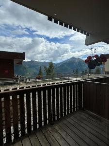 a balcony with a view of the mountains at Appt Rez-de-chaussée 4 pers in Orcières