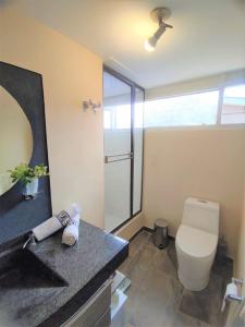 łazienka z toaletą i umywalką w obiekcie Habitación con baño privado, Norte de Bogotá w mieście Bogota