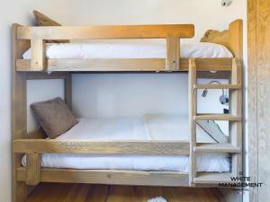 Chalet renove 2022, 10 pers, PARKING, poele, skiroom, 3 ch, balcon - FR-1-664-33
