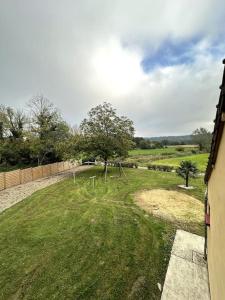 a yard with a tree and a fence at Belle maison à la campagne in Colligis-Crandelain
