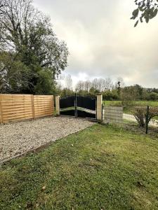 a backyard with a wooden fence and a yard at Belle maison à la campagne in Colligis-Crandelain +8 photos