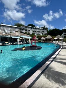 Piscina di Lady laying o nelle vicinanze