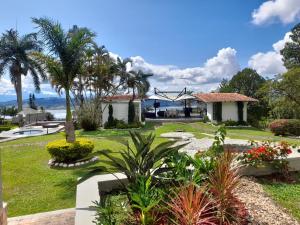 Jardí fora de Hotel MACA lago calima
