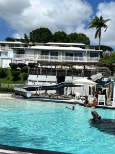 Piscina di Lady laying o nelle vicinanze