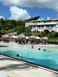 persone in piscina presso un resort di Lady laying a Le Diamant