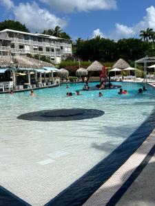Piscina di Lady laying o nelle vicinanze