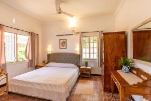 une chambre avec un lit et deux fenêtres dans l'établissement Vilas De Santa Ana at Costas Montage Benaulim, à Benaulim 91 autres photos