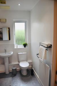Ένα μπάνιο στο Luxurious & Spacious 2 bed Apartment in Milton Keynes