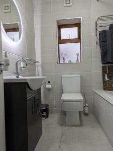 Vannituba majutusasutuses Budget Friendly King Room, Limerick