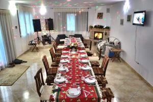 Pensiunea Lui Nea Nicu Lepsa في ليبسا: غرفة طعام كبيرة مع طاولة طويلة وكراسي