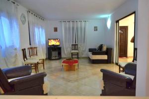 Pensiunea Lui Nea Nicu Lepsa في ليبسا: غرفة معيشة مليئة بالأثاث وتلفزيون