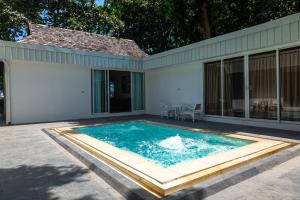 Bazén v ubytování Zara Beach Resort Koh Samui nebo v jeho okolí