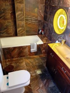 Un baño de Three Goods Trikala Meteora 76 fotos más