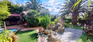 Jardín al aire libre en Viviendas Uso Turisitico, Al BUHAR