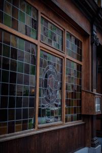 ein Buntglasfenster an der Seite eines Gebäudes in der Unterkunft Hôtel Le Rapp in Colmar