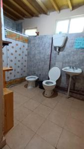 une salle de bain avec deux toilettes et un lavabo dans l'établissement Fox Den, à Luján de Cuyo 35 autres photos