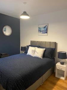 Ένα ή περισσότερα κρεβάτια σε δωμάτιο στο Cathedral Park Apartments