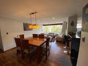 jadalnia i salon ze stołem i krzesłami w obiekcie Habitación con baño privado, Norte de Bogotá w mieście Bogota