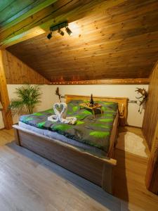 Un pat sau paturi într-o cameră la Bányahegyi erdei nyugalom és wellness erdész & vadászház