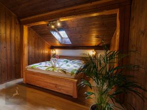 Postel nebo postele na pokoji v ubytování Bányahegyi erdei nyugalom és wellness erdész & vadászház + 39 fotografií