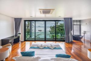 Χώρος καθιστικού στο 拉威Eva8 三卧海边别墅 近拉威海鲜市场 +30 φωτογραφίες