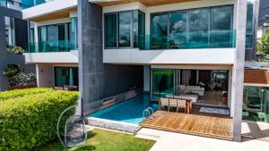 Πισίνα στο ή κοντά στο 拉威Eva8 三卧海边别墅 近拉威海鲜市场