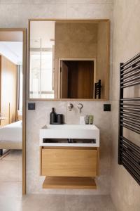 Ảnh trong thư viện ảnh của Love room avec Jacuzzi & Cinema-Gare Mont Parnasse ở Paris