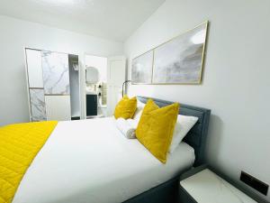 Postel nebo postele na pokoji v ubytování Ensuite Luxury Bedroom In Purfleet