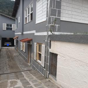 an alley in a building with windows and a tunnel at Pousada Marduk excelente localização fotos atualizadas suites simples com banheiro privativo preço bom dispensamos hóspedes exigentes in Teresópolis