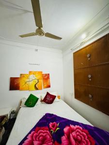Un dormitorio con una cama y un ventilador de techo. en Mohan Villa Guest House, en Udaipur 52 fotos más