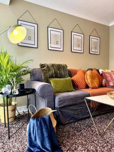 Χώρος καθιστικού στο Boho Modern Entire House in Southampton - Sleeps 13 - 5 Bedrooms - 7 Beds - Overlooking the original city walls -walking Distance to the city centre & Cruise Terminals - Private garage +98 φωτογραφίες