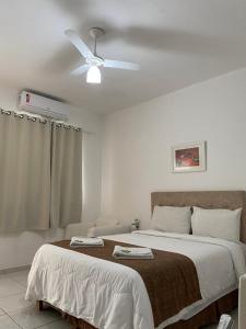 une chambre avec un lit avec un ventilateur de plafond dans l'établissement Acalanto Inn, à Socorro 43 autres photos