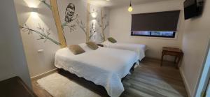 Postel nebo postele na pokoji v ubytování HOSTAL LA MODERNA