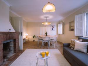 een woonkamer met een bank en een tafel bij Casa Porta da Vila in Óbidos