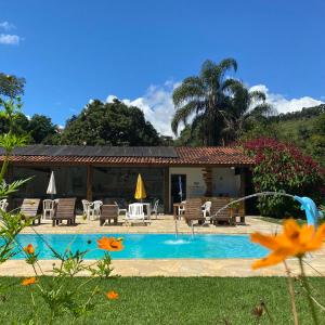 un complexe hôtelier avec piscine et maison dans l'établissement Acalanto Inn, à Socorro