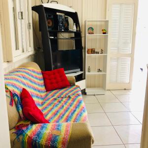 Ruang duduk di Casa praia da Gamboa com piscina
