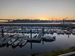 eine Gruppe von Booten, die bei Sonnenuntergang in einem Yachthafen angedockt sind in der Unterkunft Casa Muralla in Ribadeo + 15 Fotos
