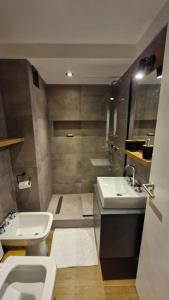 a bathroom with two sinks and two toilets at Moderno y funcional in Mar del Plata